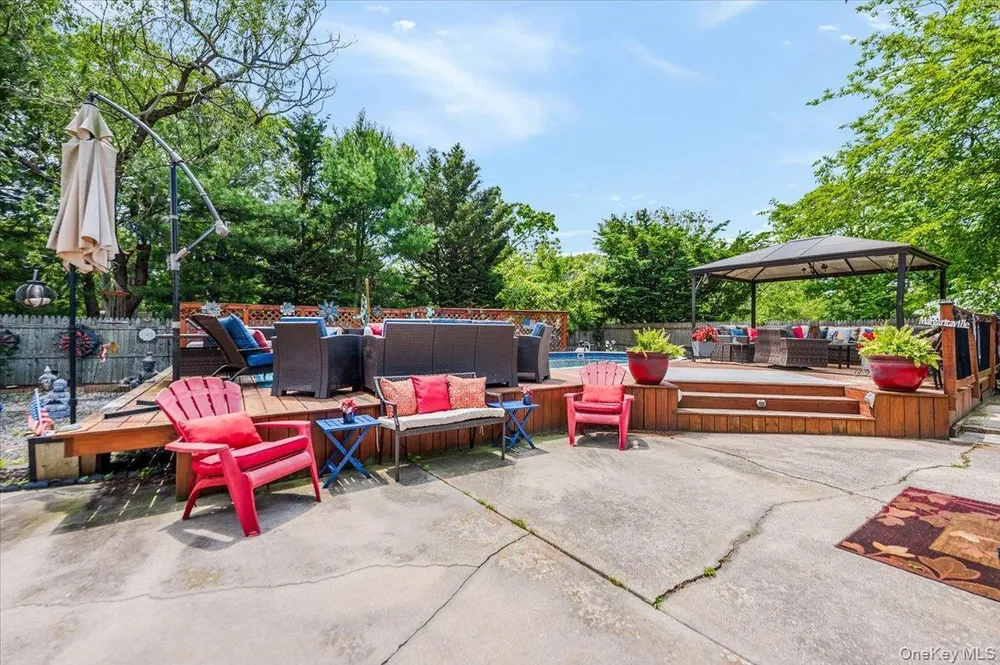 35 Cooke Ave, Holtsville, NY 11742