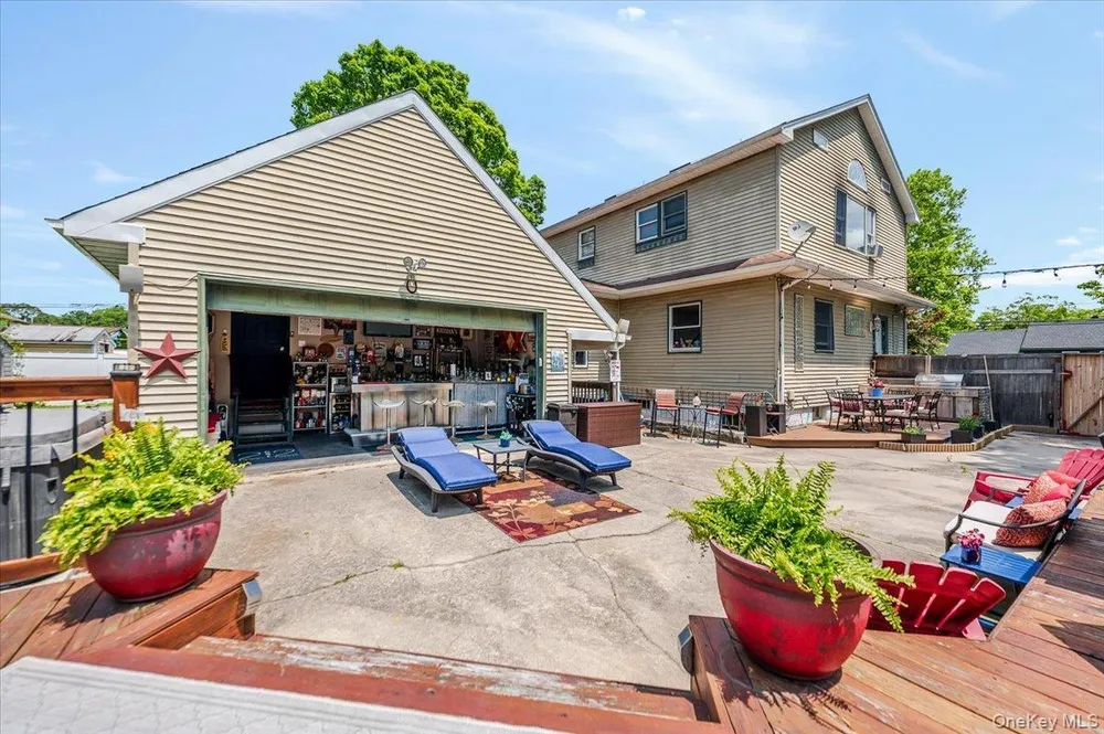 35 Cooke Ave, Holtsville, NY 11742