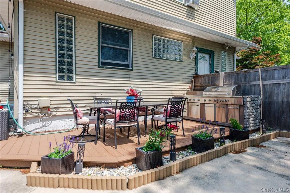 35 Cooke Ave, Holtsville, NY 11742