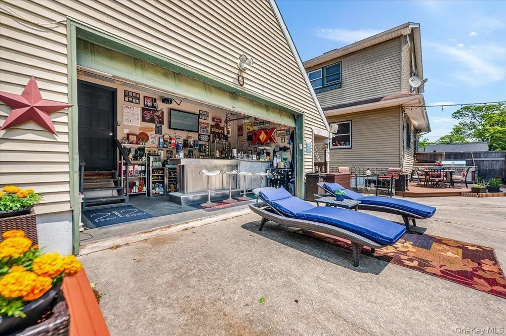 35 Cooke Ave, Holtsville, NY 11742