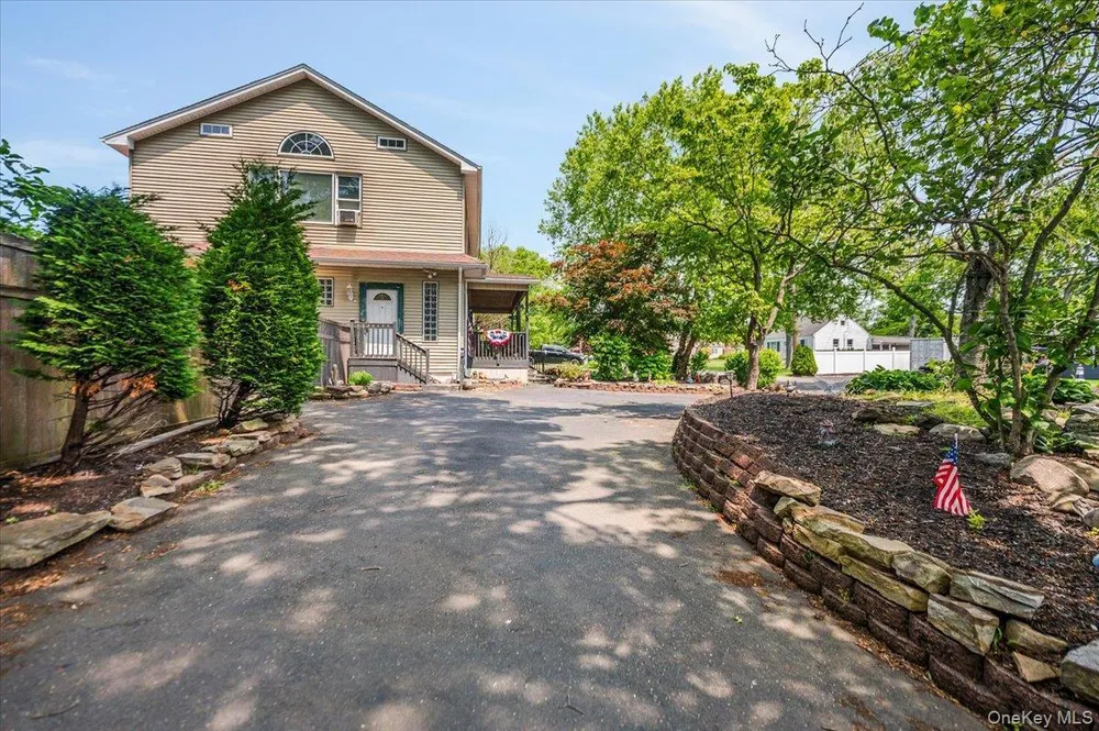 35 Cooke Ave, Holtsville, NY 11742