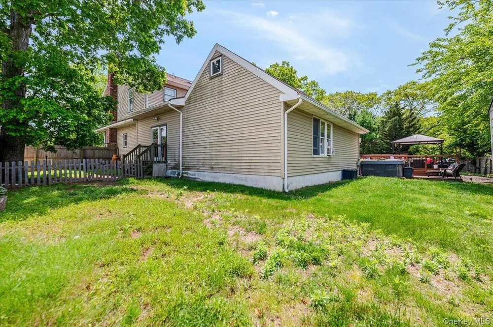 35 Cooke Ave, Holtsville, NY 11742