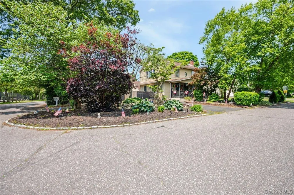 35 Cooke Ave, Holtsville, NY 11742