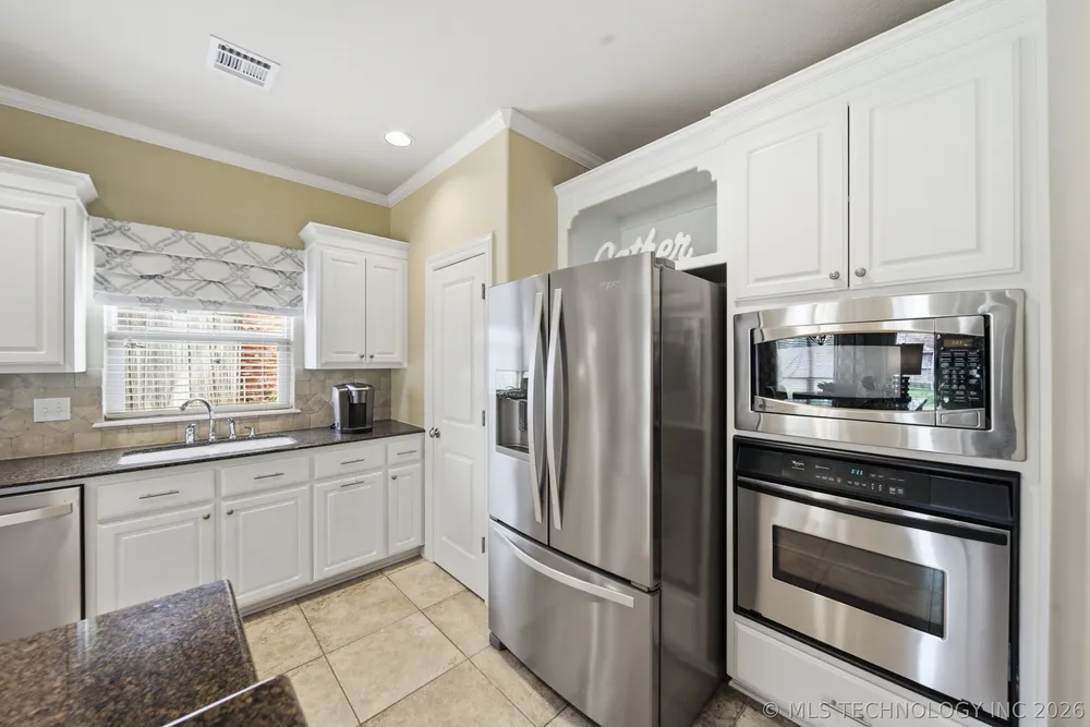 8806 E 110th Pl, Tulsa, OK 74133