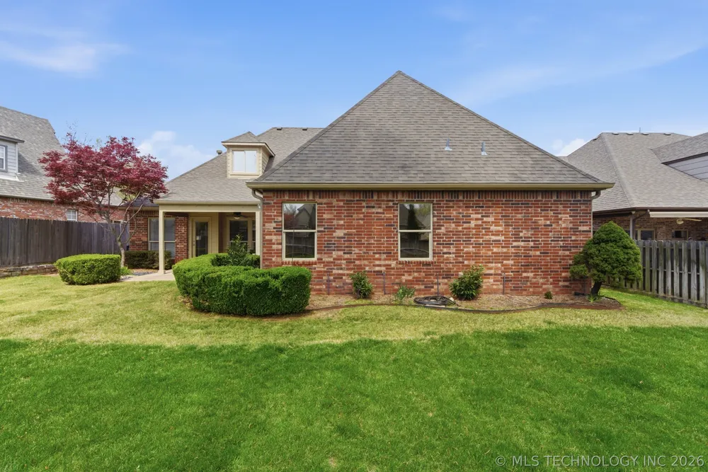 8806 E 110th Pl, Tulsa, OK 74133