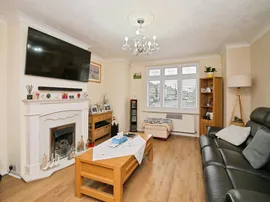 Hillview Gardens, Cheshunt, Waltham Cross thumb 2