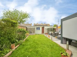 Hillview Gardens, Cheshunt, Waltham Cross thumb 3