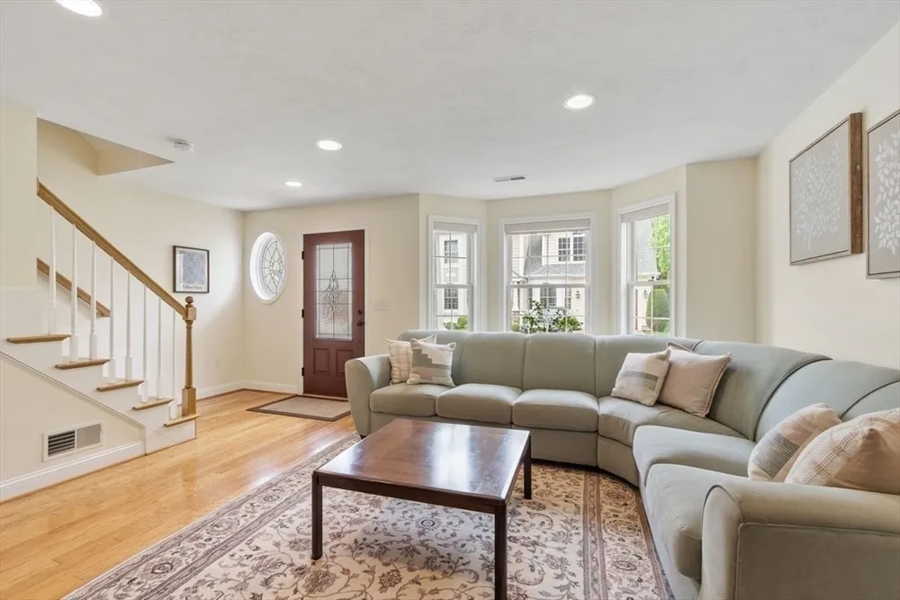 5 Cheshire Ln, Tewksbury, MA 01876