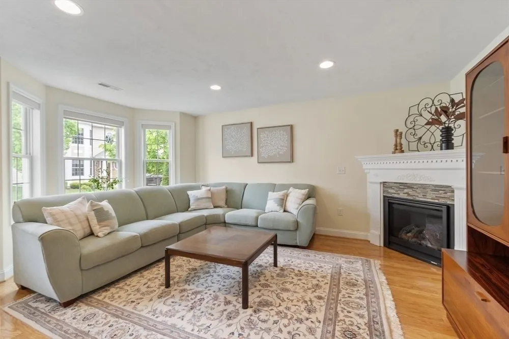 5 Cheshire Ln, Tewksbury, MA 01876