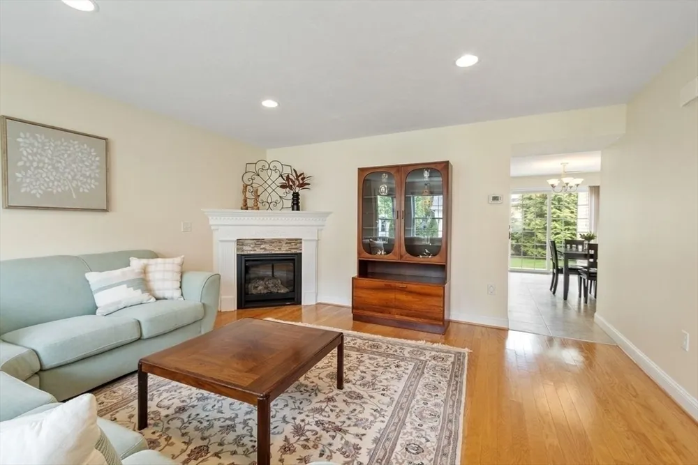 5 Cheshire Ln, Tewksbury, MA 01876