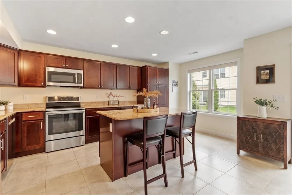 5 Cheshire Ln, Tewksbury, MA 01876