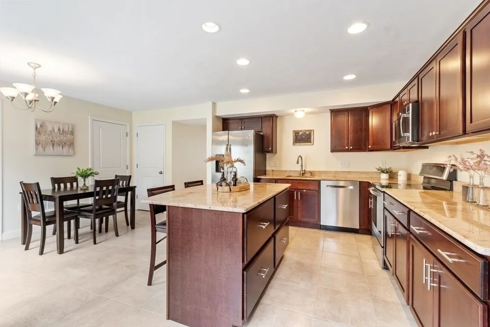 5 Cheshire Ln, Tewksbury, MA 01876
