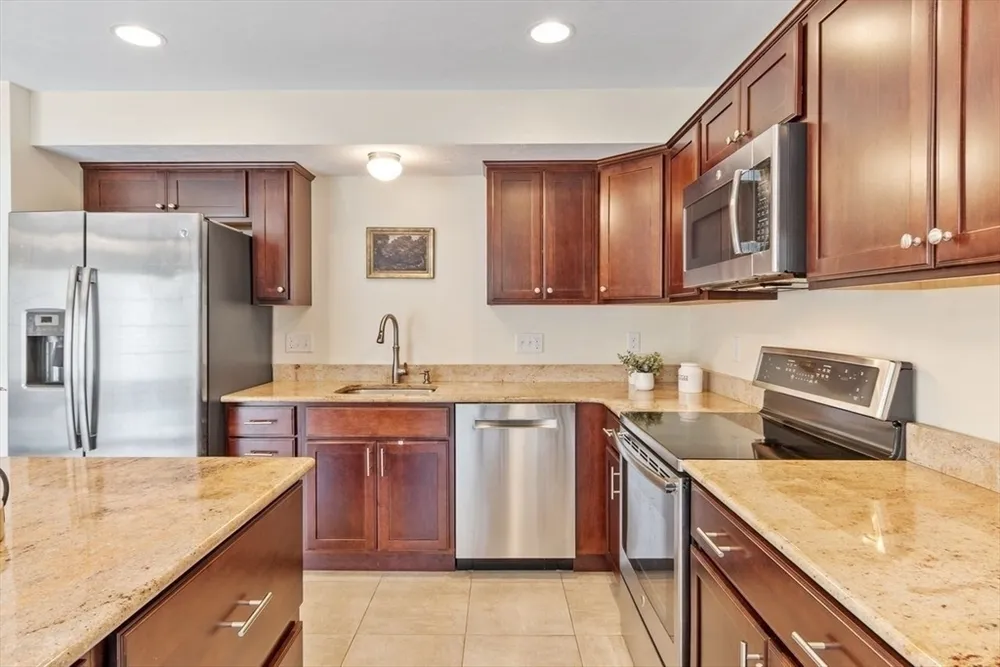 5 Cheshire Ln, Tewksbury, MA 01876