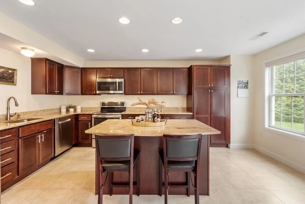 5 Cheshire Ln, Tewksbury, MA 01876
