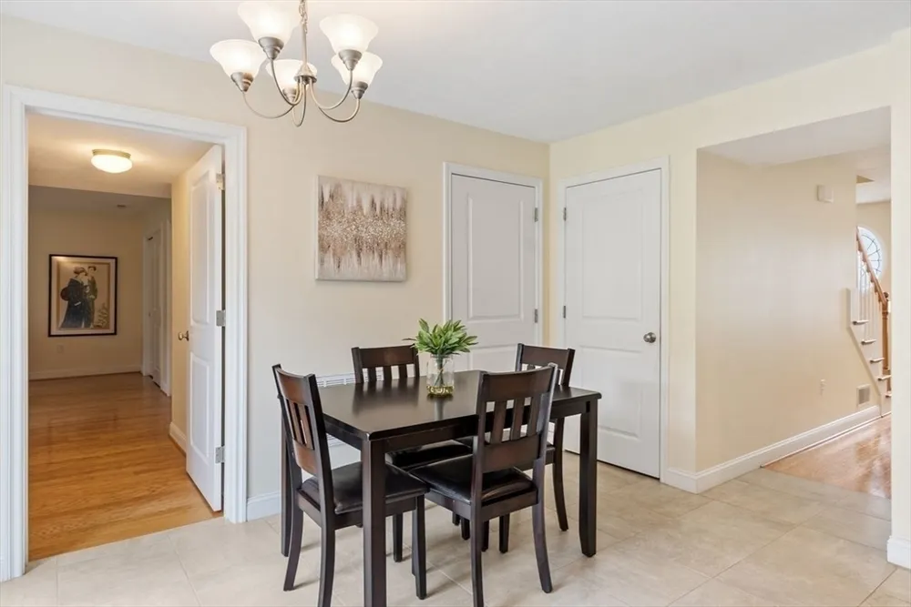 5 Cheshire Ln, Tewksbury, MA 01876