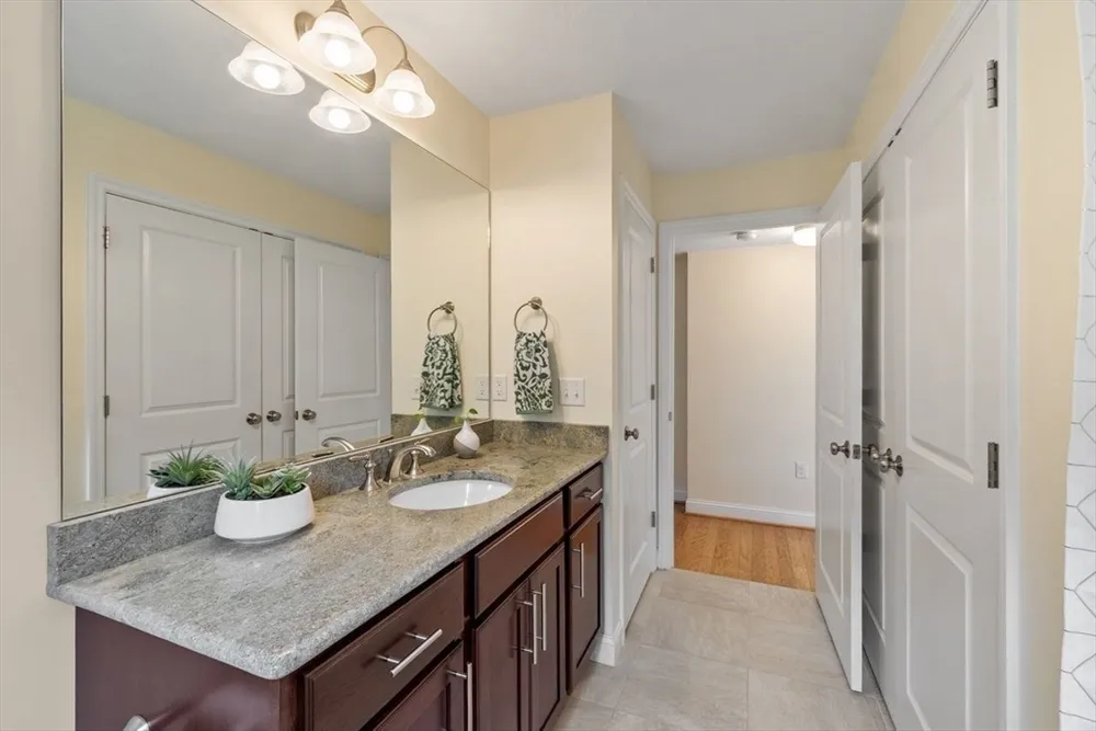 5 Cheshire Ln, Tewksbury, MA 01876