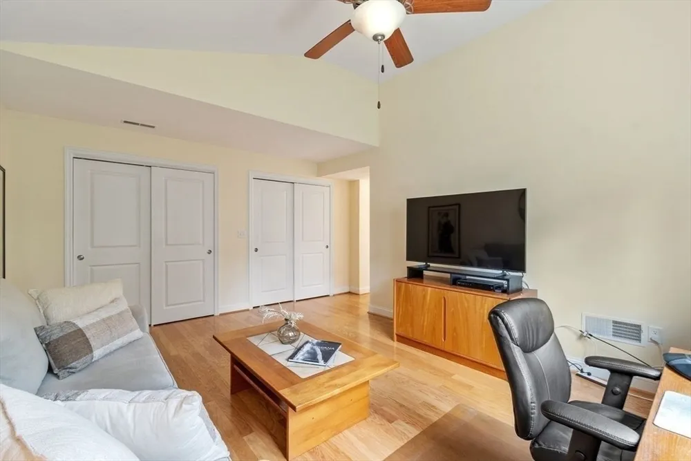 5 Cheshire Ln, Tewksbury, MA 01876