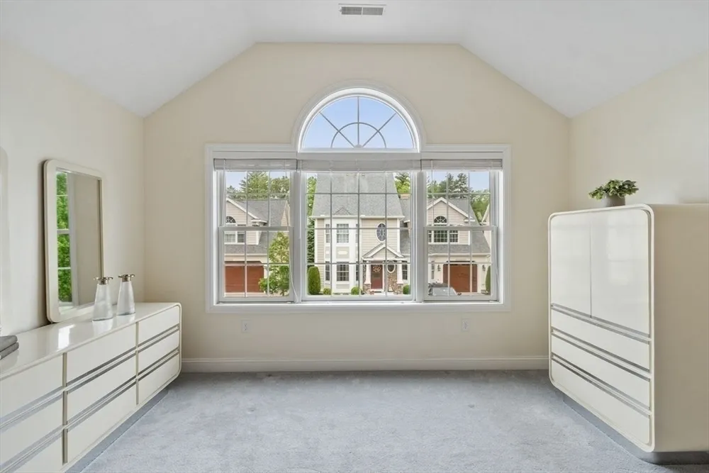 5 Cheshire Ln, Tewksbury, MA 01876
