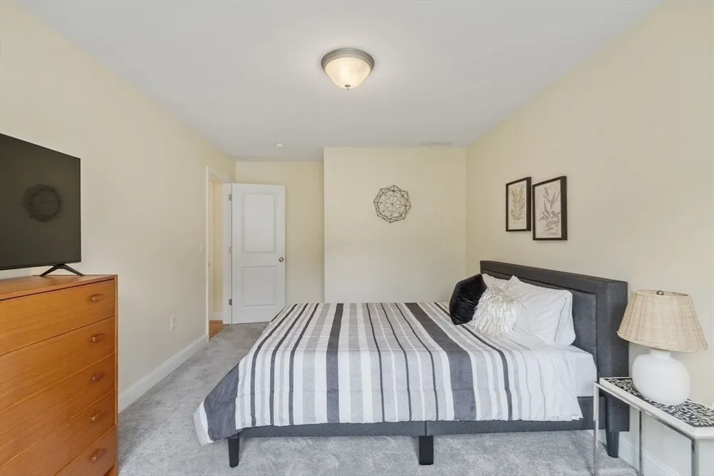 5 Cheshire Ln, Tewksbury, MA 01876