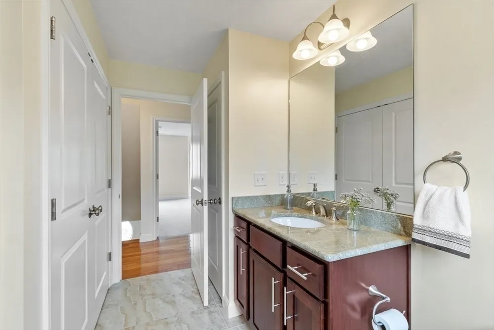 5 Cheshire Ln, Tewksbury, MA 01876