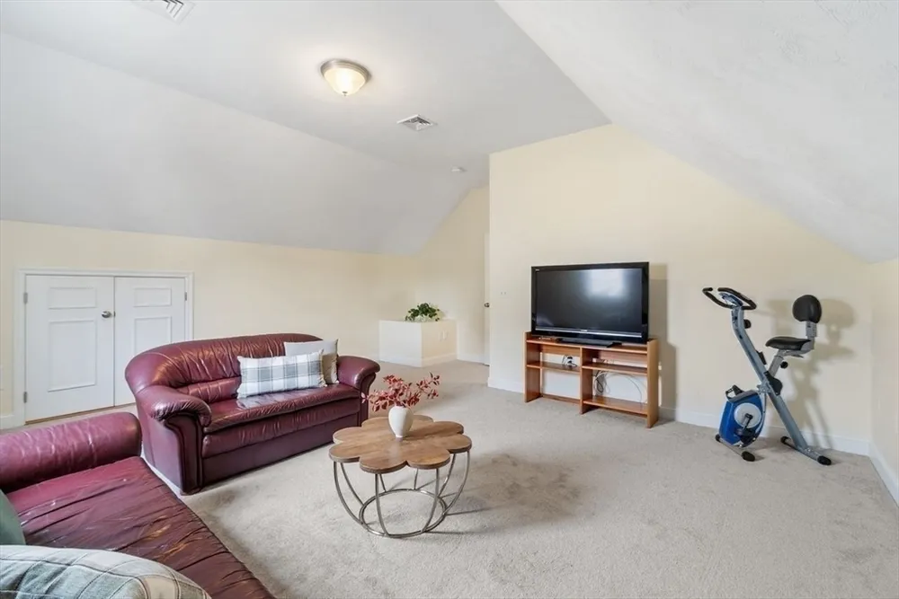 5 Cheshire Ln, Tewksbury, MA 01876