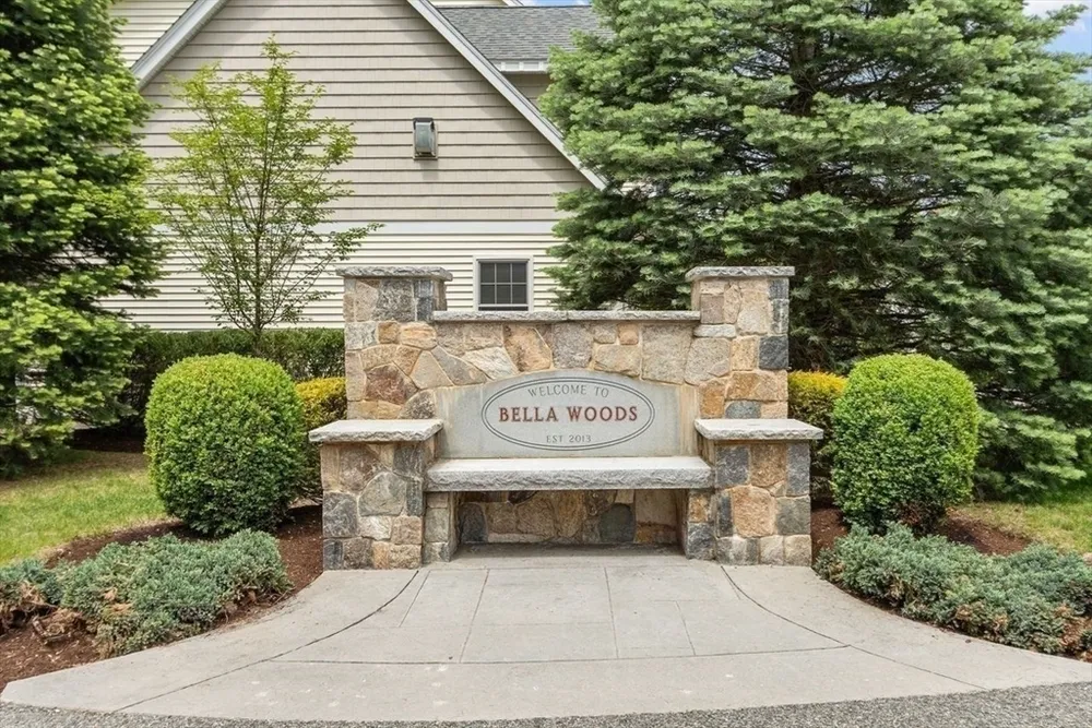 5 Cheshire Ln, Tewksbury, MA 01876