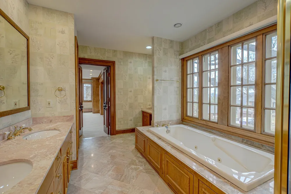 71 Otis Ln, Saint Paul, MN 55104