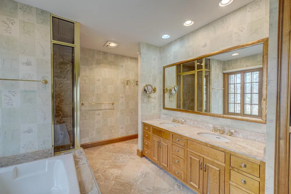 71 Otis Ln, Saint Paul, MN 55104