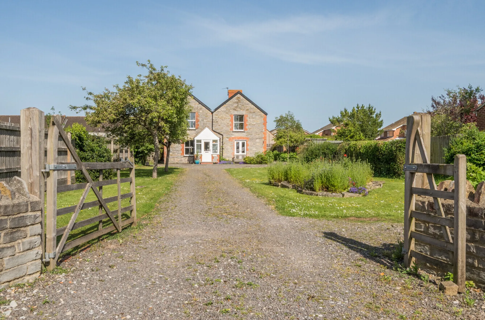 https://mr0.homeflow-assets.co.uk/files/photo/image/47396/7904/_x_/57291267.jpg