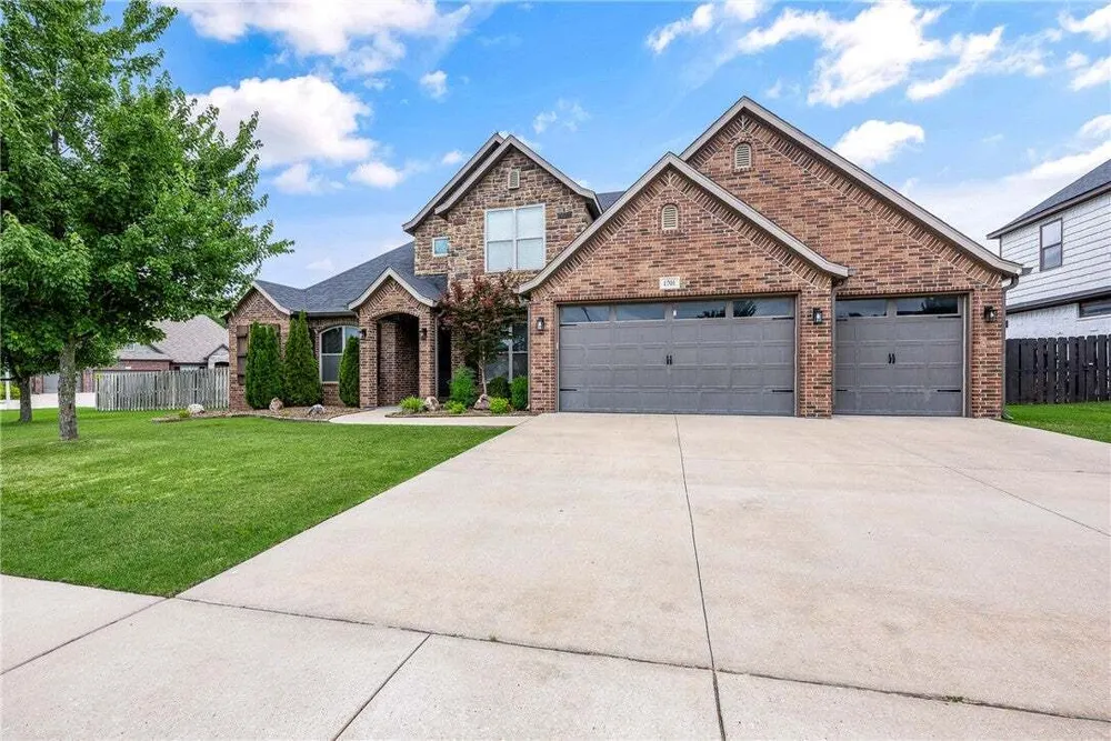1701 Helen Ln, Bentonville, AR 72713