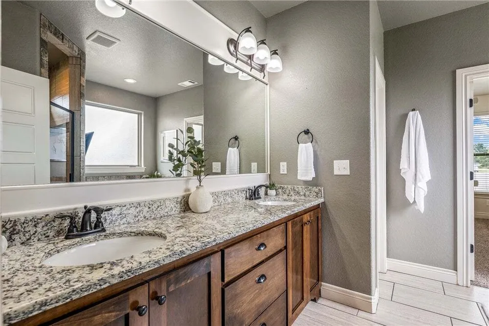 1701 Helen Ln, Bentonville, AR 72713