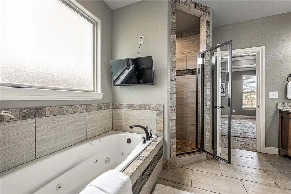 1701 Helen Ln, Bentonville, AR 72713