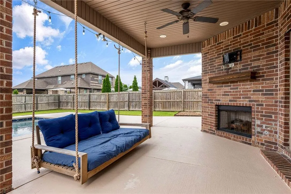 1701 Helen Ln, Bentonville, AR 72713