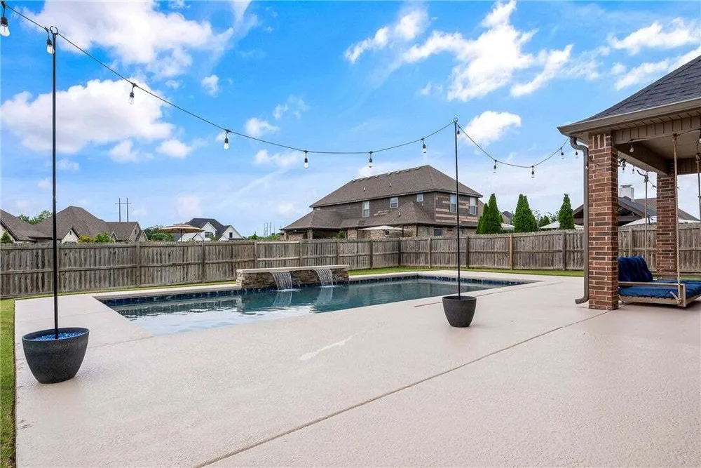 1701 Helen Ln, Bentonville, AR 72713