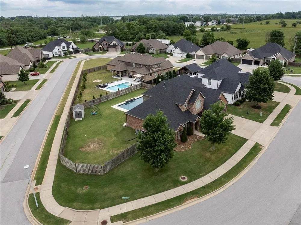1701 Helen Ln, Bentonville, AR 72713