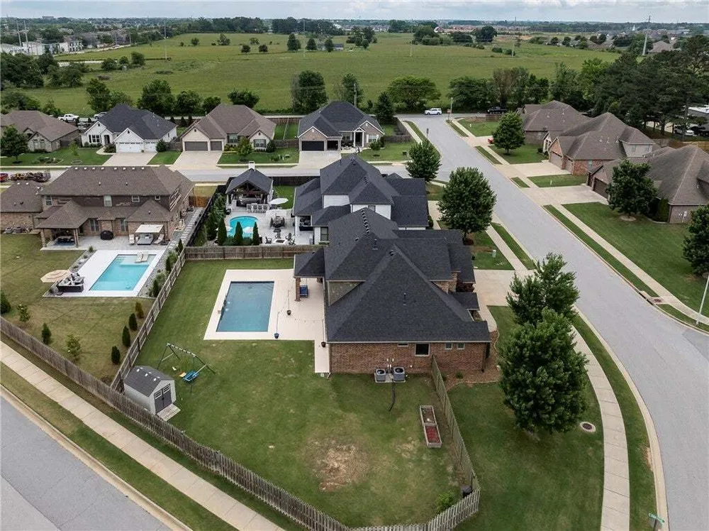1701 Helen Ln, Bentonville, AR 72713