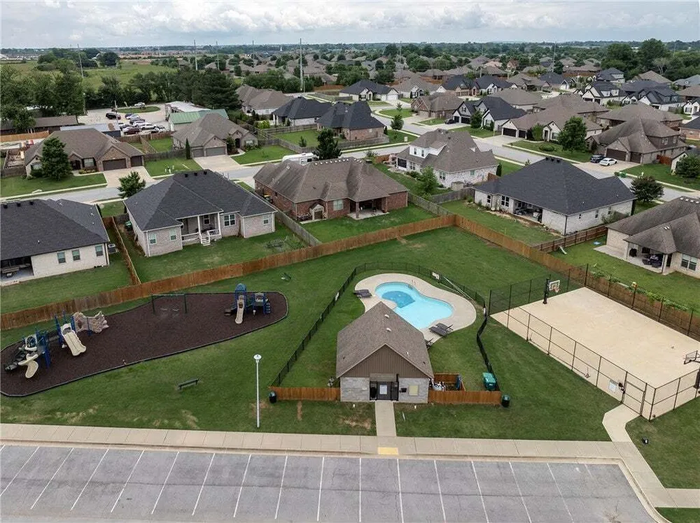 1701 Helen Ln, Bentonville, AR 72713
