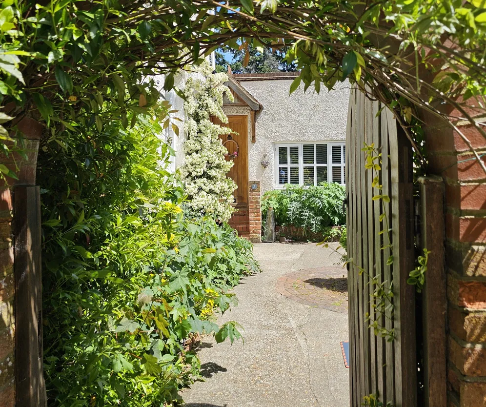 Hamlash Lane, Farnham, GU10 photo 18