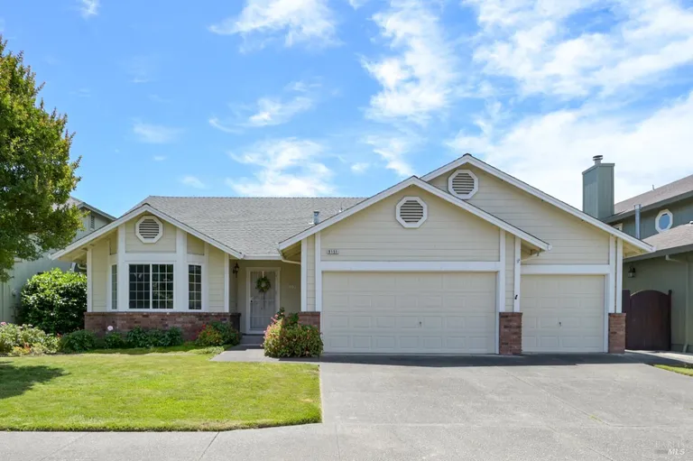 9151 Piccadilly Circle, Windsor, CA 95492
