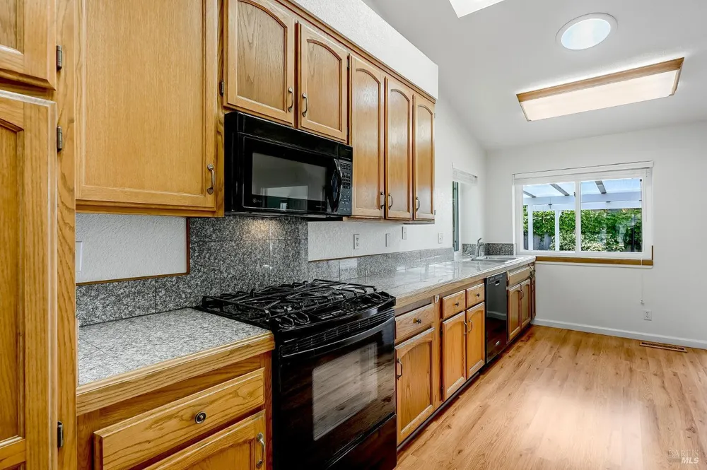 9151 Piccadilly Circle, Windsor, CA 95492