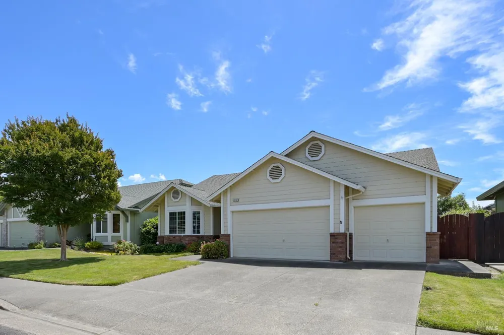 9151 Piccadilly Circle, Windsor, CA 95492