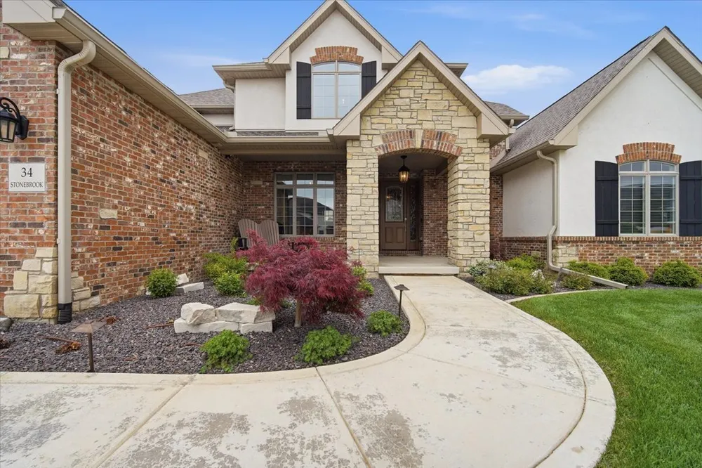 34 Stonebrook Ct, Bloomington, IL 61704