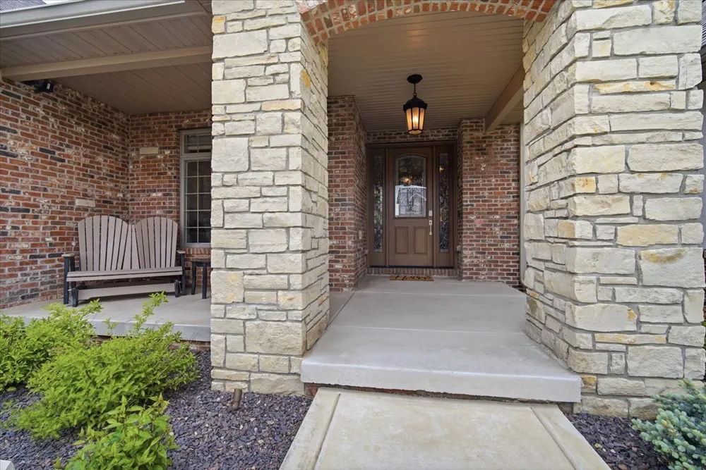 34 Stonebrook Ct, Bloomington, IL 61704