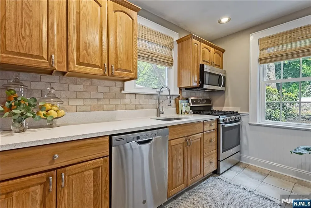 22 Sterling Pl, Glen Rock, NJ 07452