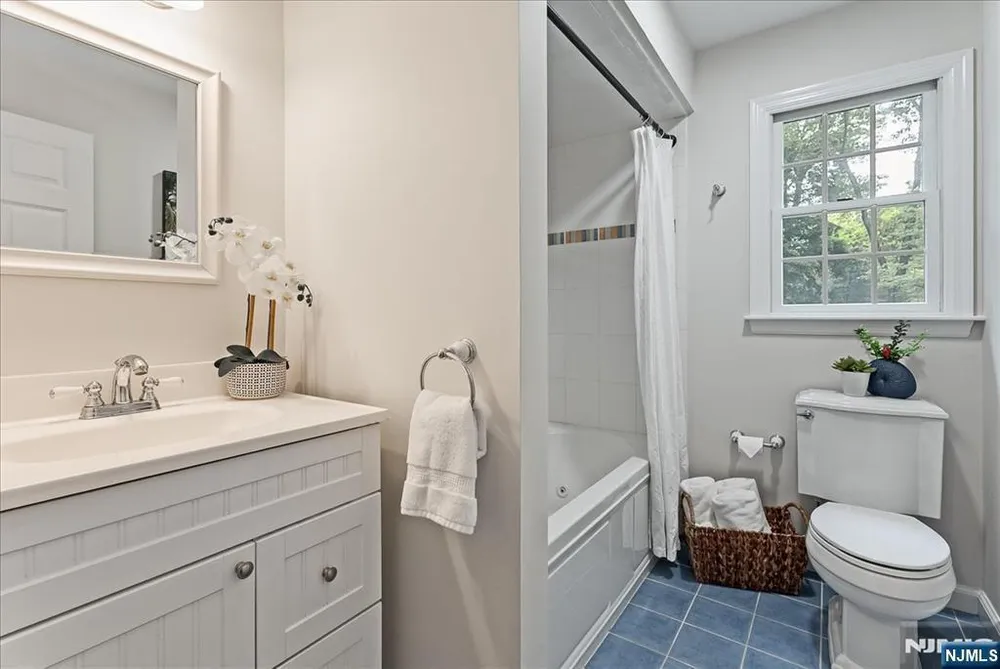 22 Sterling Pl, Glen Rock, NJ 07452