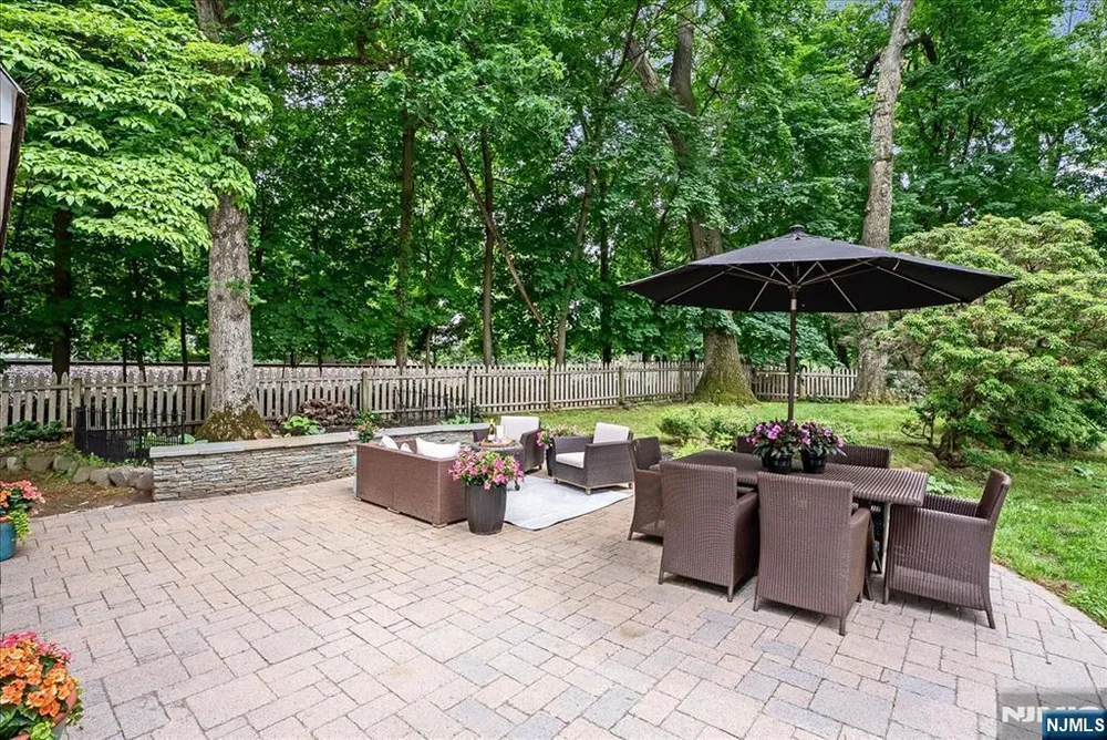 22 Sterling Pl, Glen Rock, NJ 07452