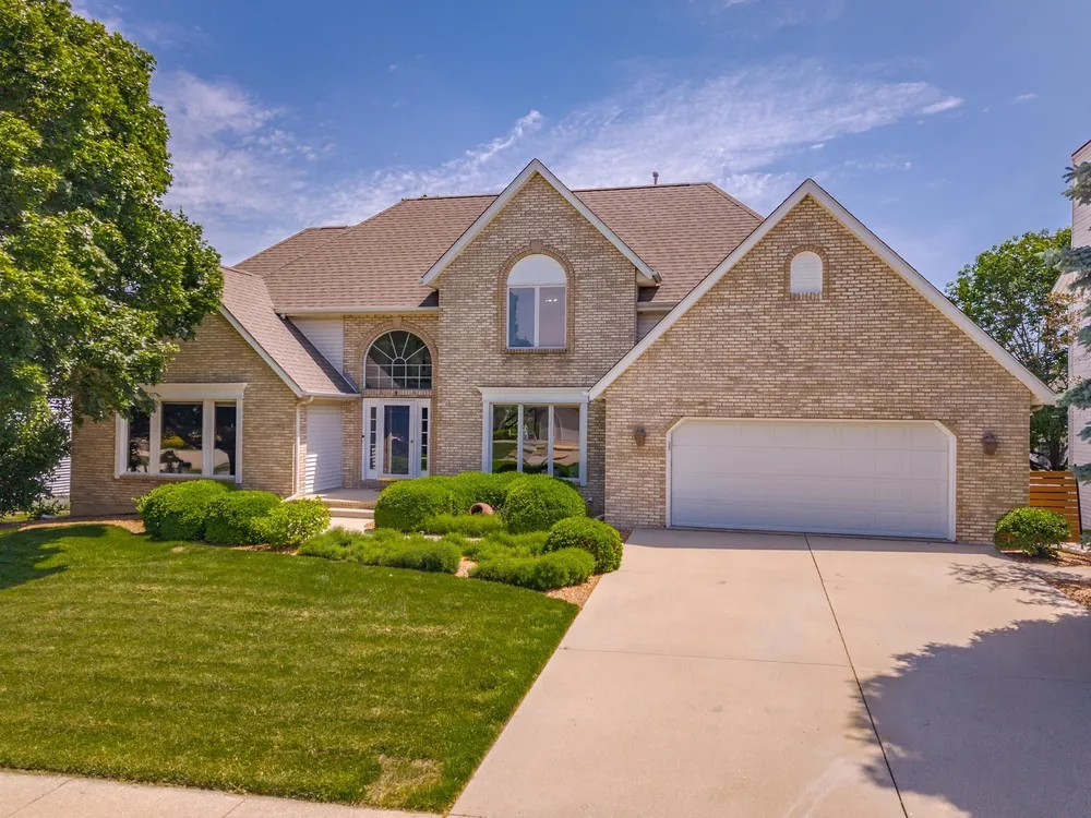 9 RED STONE COURT, Bloomington, IL 61704