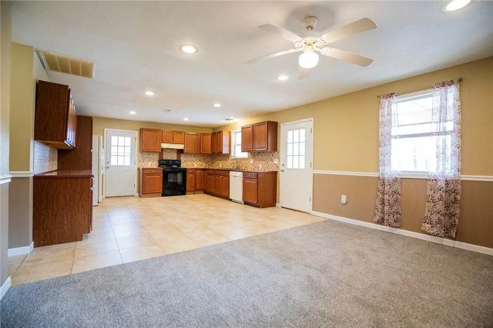 587 Pine Tree Dr, Pineville, MO 64856