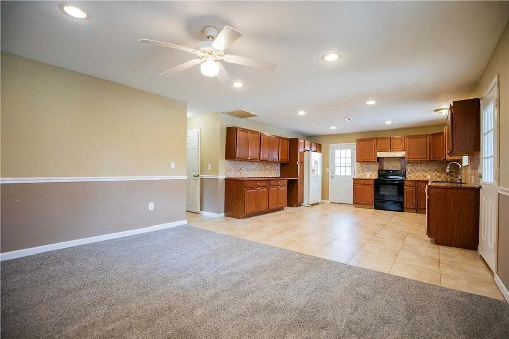 587 Pine Tree Dr, Pineville, MO 64856