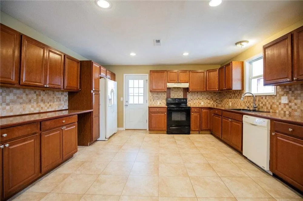 587 Pine Tree Dr, Pineville, MO 64856